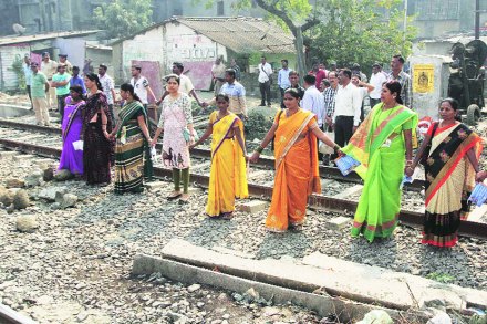 जनजागृतीसाठी मानवी साखळी केल्याने प्रवासी खोळंबले होते.