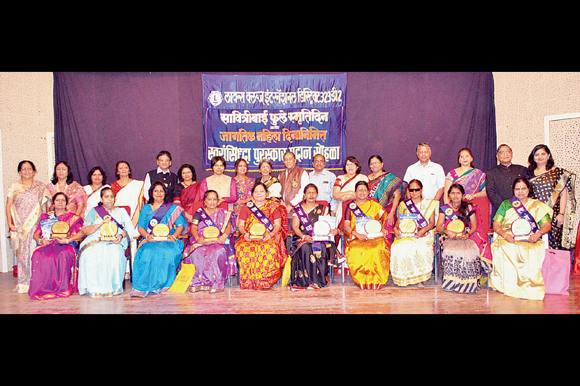 ‘लायन्स क्लब’तर्फे आयोजित कार्यक्रमात गुरूवारी तृप्ती देसाई व आरती कदम यांच्या उपस्थितीत अकरा महिलांना ‘स्वयंसिद्धा पुरस्कार’ प्रदान करण्यात आला. 