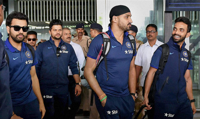 आशिया चषक विजेता भारतीय संघ ट्वेन्टी-२० विश्वचषक स्पर्धेसाठी सोमवारी मायदेशात दाखल झाला.
