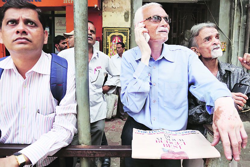  आशा आणि अपेक्षा.. केंद्रीय अर्थसंकल्प सोमवारी जाहीर होत असताना मुंबई शेअर बाजाराबाहेरील नागरिकांच्या चेहऱ्यावर संमिश्र भाव होते. अर्थसंकल्पातील तरतुदींना बाजाराचा कसा प्रतिसाद मिळेल? असाच विचार मनात आला असणार (छाया : अमित चक्रवर्ती)