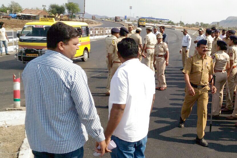 नाशिक-पुणे महामार्गावरील नांदुरशिंगोटे येथे भूमाता ब्रिगेडच्या कार्यकर्त्यांना रोखण्यासाठी सज्ज असणारे पोलीस. 