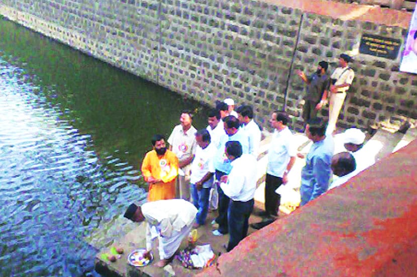 चवदार तळय़ाचे शुद्धीकरण करताना शिवसेनेचे आमदार भरत गोगावले व इतर.