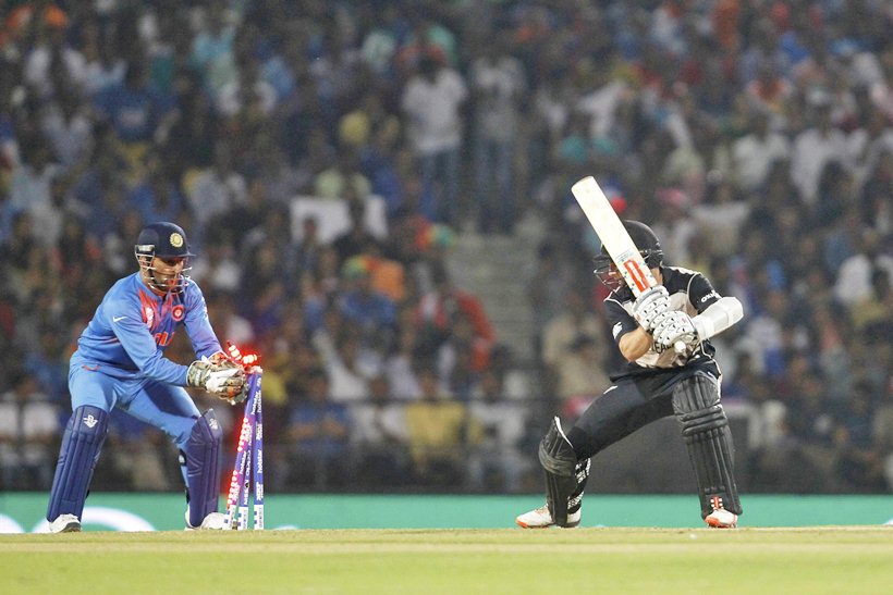Cricket - New Zealand v India - World Twenty20 cricket tournament - Nagpur, India, 15/03/2016. India's captain and wicketkeeper Mahendra Singh Dhoni (L) stumps New Zealand's captain Kane Williamson. REUTERS/Danish Siddiqui