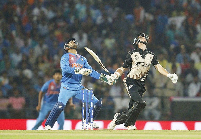 Cricket - New Zealand v India - World Twenty20 cricket tournament - Nagpur, India, 15/03/2016. India's captain and wicketkeeper Mahendra Singh Dhoni (L) prepares to catch the ball to dismiss New Zealand's Mitchell Santner. REUTERS/Danish Siddiqui