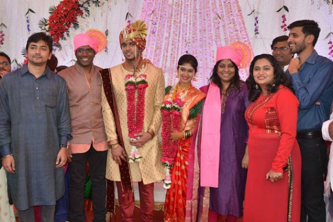 मृणाल लॉस एजंलिस येथे महाराष्ट्र मंडळाच्या कार्यक्रमानिमित्त गेली असताना नीरज मोरेसोबत तिची ओळख झाली होती. त्यानंतर या दोघांमध्ये संवाद वाढा आणि ते एकमेकांच्या प्रेमात पडले.