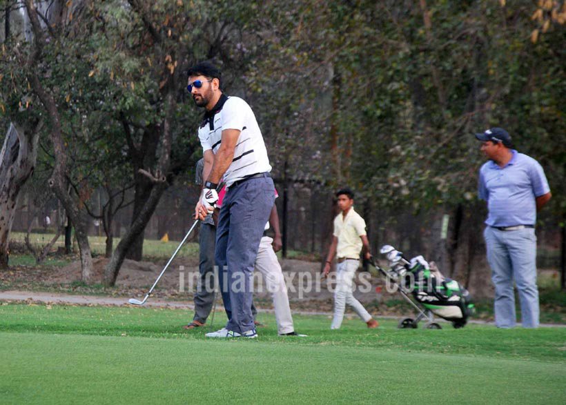 भारतीय संघाचा कर्णधार महेंद्रसिंग धोनीने शुक्रवारी रवी शास्त्री आणि रोहित शर्मा यांच्यासोबत गोल्फ खेळण्याचा आनंद लुटला. (छाया-एक्स्प्रेस वृत्तसेवा)