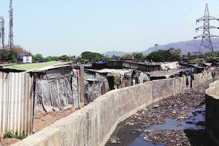 दिघा परिसरात एमआयडीसीच्या जागेवर बेकायादा झोपडय़ा आणि इमारती उभारल्या गेल्या आहेत.