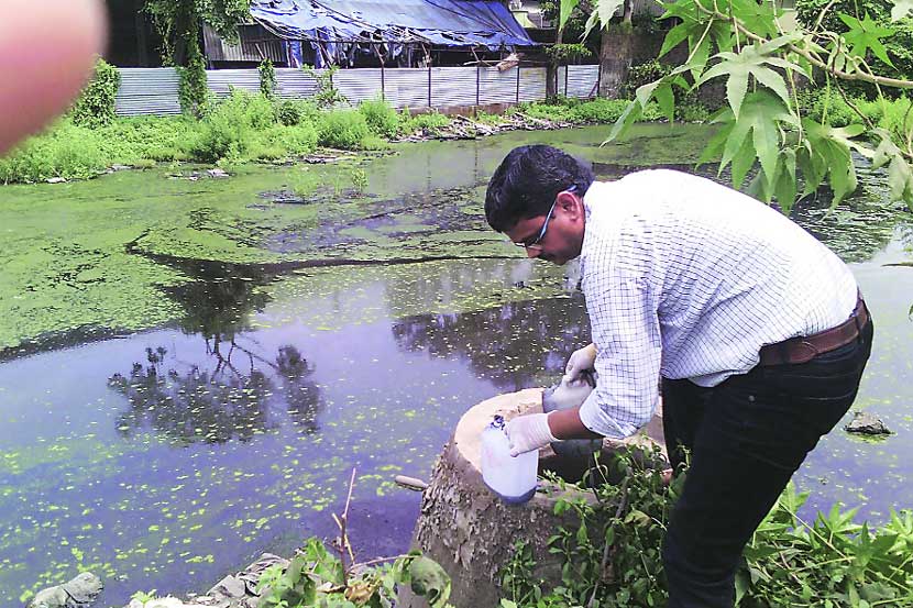 उल्हास नदीच्या पाण्याची शुद्धता तपासण्यासाठी पाण्याचे नमुने प्रदूषण नियंत्रण मंडळाच्या कर्मचाऱ्यांनी घेतले.