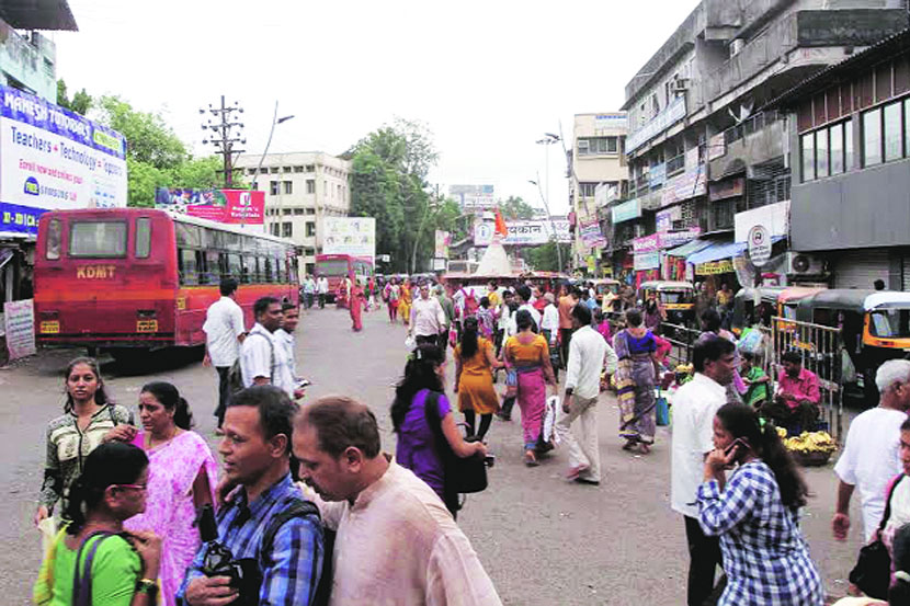 इंदिरा चौक ते बाजीप्रभू चौक दरम्यान वाहतूक कोंडी आणि प्रवाशांची वर्दळ वाढली आहे.