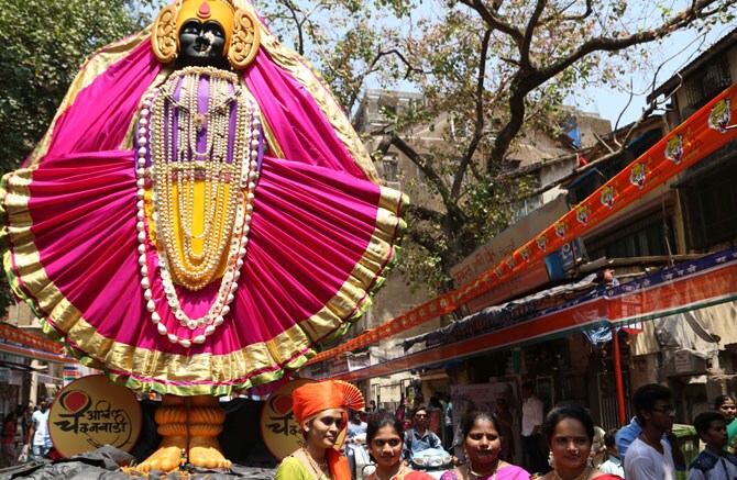 चैत्र शुद्ध प्रतिपदा अर्थात गुढीपाडवा सण मुंबईसह संपूर्ण राज्यभरात मोठ्या उत्साहात साजरा केला गेला. मराठी बांधवांनी नववर्षाचे मोठ्या जल्लोषात आणि थाटात स्वागत केले. ठिकठिकाणी स्वागत यात्रांचे आयोजन करण्यात आले होते. ढोल, ताशे, बाईक रॅली आणि समाजप्रबोधन करणाऱया चित्ररथांचा स्वागत यात्रेत समावेश होता. (छाया- अभिजीत अल्का अनिल)