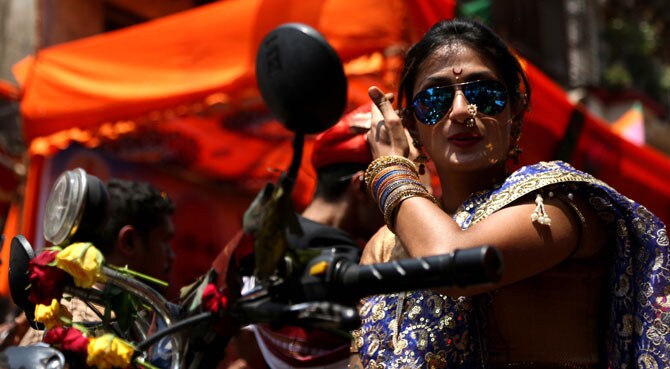 चैत्र शुद्ध प्रतिपदा अर्थात गुढीपाडवा सण मुंबईसह संपूर्ण राज्यभरात मोठ्या उत्साहात साजरा केला गेला. मराठी बांधवांनी नववर्षाचे मोठ्या जल्लोषात आणि थाटात स्वागत केले. ठिकठिकाणी स्वागत यात्रांचे आयोजन करण्यात आले होते. ढोल, ताशे, बाईक रॅली आणि समाजप्रबोधन करणाऱया चित्ररथांचा स्वागत यात्रेत समावेश होता. (छाया- अभिजीत अल्का अनिल)