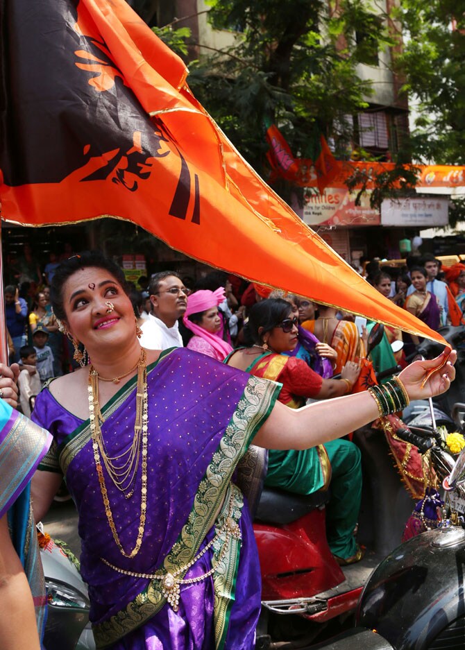 चैत्र शुद्ध प्रतिपदा अर्थात गुढीपाडवा सण मुंबईसह संपूर्ण राज्यभरात मोठ्या उत्साहात साजरा केला गेला. मराठी बांधवांनी नववर्षाचे मोठ्या जल्लोषात आणि थाटात स्वागत केले. ठिकठिकाणी स्वागत यात्रांचे आयोजन करण्यात आले होते. ढोल, ताशे, बाईक रॅली आणि समाजप्रबोधन करणाऱया चित्ररथांचा स्वागत यात्रेत समावेश होता. (छाया- अभिजीत अल्का अनिल)