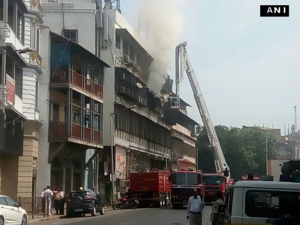 फोर्टमधील इमारतीला लागलेली आग आटोक्यात