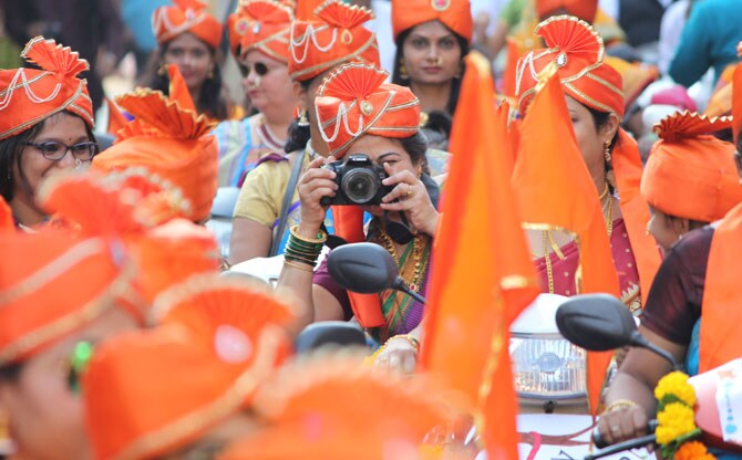 चैत्र शुद्ध प्रतिपदा अर्थात गुढीपाडवा सण मुंबईसह संपूर्ण राज्यभरात मोठ्या उत्साहात साजरा केला गेला. मराठी बांधवांनी नववर्षाचे मोठ्या जल्लोषात आणि थाटात स्वागत केले. ठिकठिकाणी स्वागत यात्रांचे आयोजन करण्यात आले होते. ढोल, ताशे, बाईक रॅली आणि समाजप्रबोधन करणाऱया चित्ररथांचा स्वागत यात्रेत समावेश होता. (छाया- गणेश जाधव )