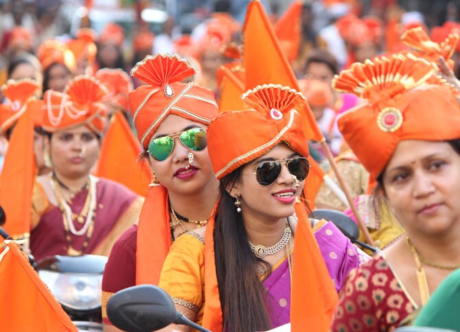 चैत्र शुद्ध प्रतिपदा अर्थात गुढीपाडवा सण मुंबईसह संपूर्ण राज्यभरात मोठ्या उत्साहात साजरा केला गेला. मराठी बांधवांनी नववर्षाचे मोठ्या जल्लोषात आणि थाटात स्वागत केले. ठिकठिकाणी स्वागत यात्रांचे आयोजन करण्यात आले होते. ढोल, ताशे, बाईक रॅली आणि समाजप्रबोधन करणाऱया चित्ररथांचा स्वागत यात्रेत समावेश होता. (छाया- गणेश जाधव )