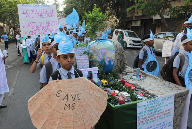 चैत्र शुद्ध प्रतिपदा अर्थात गुढीपाडवा सण मुंबईसह संपूर्ण राज्यभरात मोठ्या उत्साहात साजरा केला गेला. मराठी बांधवांनी नववर्षाचे मोठ्या जल्लोषात आणि थाटात स्वागत केले. ठिकठिकाणी स्वागत यात्रांचे आयोजन करण्यात आले होते. ढोल, ताशे, बाईक रॅली आणि समाजप्रबोधन करणाऱया चित्ररथांचा स्वागत यात्रेत समावेश होता. (छाया- गणेश जाधव )