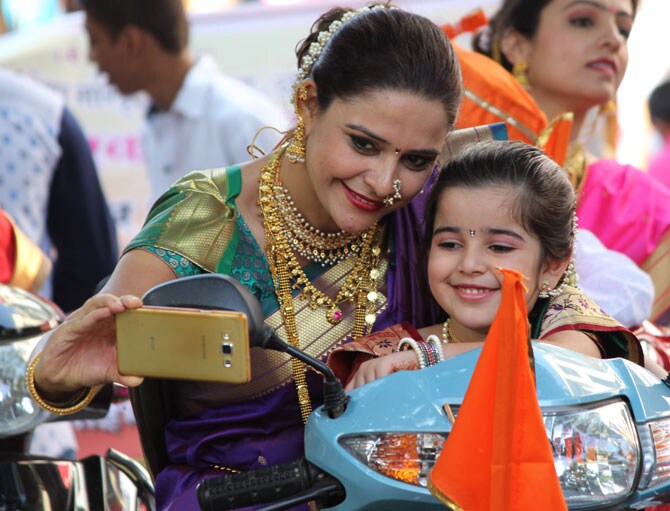 चैत्र शुद्ध प्रतिपदा अर्थात गुढीपाडवा सण मुंबईसह संपूर्ण राज्यभरात मोठ्या उत्साहात साजरा केला गेला. मराठी बांधवांनी नववर्षाचे मोठ्या जल्लोषात आणि थाटात स्वागत केले. ठिकठिकाणी स्वागत यात्रांचे आयोजन करण्यात आले होते. ढोल, ताशे, बाईक रॅली आणि समाजप्रबोधन करणाऱया चित्ररथांचा स्वागत यात्रेत समावेश होता. (छाया- गणेश जाधव )