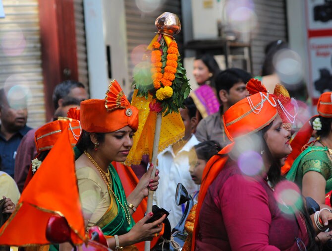 चैत्र शुद्ध प्रतिपदा अर्थात गुढीपाडवा सण मुंबईसह संपूर्ण राज्यभरात मोठ्या उत्साहात साजरा केला गेला. मराठी बांधवांनी नववर्षाचे मोठ्या जल्लोषात आणि थाटात स्वागत केले. ठिकठिकाणी स्वागत यात्रांचे आयोजन करण्यात आले होते. ढोल, ताशे, बाईक रॅली आणि समाजप्रबोधन करणाऱया चित्ररथांचा स्वागत यात्रेत समावेश होता. (छाया- गणेश जाधव )