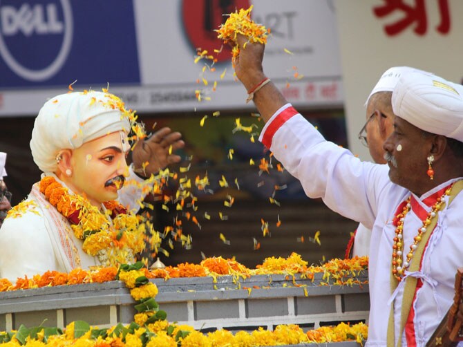 चैत्र शुद्ध प्रतिपदा अर्थात गुढीपाडवा सण मुंबईसह संपूर्ण राज्यभरात मोठ्या उत्साहात साजरा केला गेला. मराठी बांधवांनी नववर्षाचे मोठ्या जल्लोषात आणि थाटात स्वागत केले. ठिकठिकाणी स्वागत यात्रांचे आयोजन करण्यात आले होते. ढोल, ताशे, बाईक रॅली आणि समाजप्रबोधन करणाऱया चित्ररथांचा स्वागत यात्रेत समावेश होता. (छाया- गणेश जाधव )