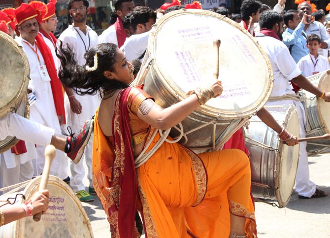 चैत्र शुद्ध प्रतिपदा अर्थात गुढीपाडवा सण मुंबईसह संपूर्ण राज्यभरात मोठ्या उत्साहात साजरा केला गेला. मराठी बांधवांनी नववर्षाचे मोठ्या जल्लोषात आणि थाटात स्वागत केले. ठिकठिकाणी स्वागत यात्रांचे आयोजन करण्यात आले होते. ढोल, ताशे, बाईक रॅली आणि समाजप्रबोधन करणाऱया चित्ररथांचा स्वागत यात्रेत समावेश होता. (छाया- गणेश जाधव )