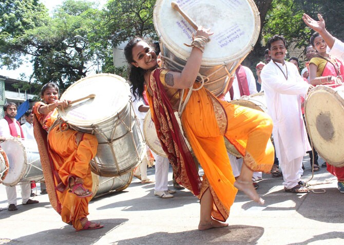 चैत्र शुद्ध प्रतिपदा अर्थात गुढीपाडवा सण मुंबईसह संपूर्ण राज्यभरात मोठ्या उत्साहात साजरा केला गेला. मराठी बांधवांनी नववर्षाचे मोठ्या जल्लोषात आणि थाटात स्वागत केले. ठिकठिकाणी स्वागत यात्रांचे आयोजन करण्यात आले होते. ढोल, ताशे, बाईक रॅली आणि समाजप्रबोधन करणाऱया चित्ररथांचा स्वागत यात्रेत समावेश होता. (छाया- गणेश जाधव )