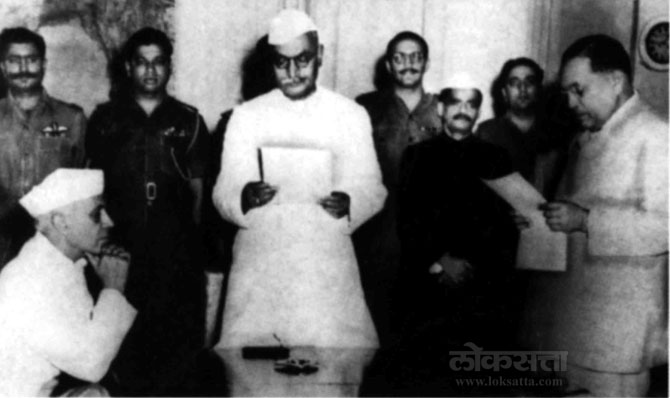 ऑगस्ट १९४७ साली डॉ.राजेंद्र प्रसाद कायदे मंत्रीपदाची डॉ.बाबासाहेब आंबेडकरांना शपथ देतानाचा छायाचित्र. (एक्स्प्रेस फोटो)