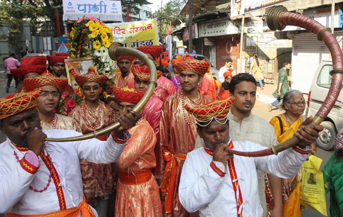 चैत्र शुद्ध प्रतिपदा अर्थात गुढीपाडवा सण मुंबईसह संपूर्ण राज्यभरात मोठ्या उत्साहात साजरा केला गेला. मराठी बांधवांनी नववर्षाचे मोठ्या जल्लोषात आणि थाटात स्वागत केले. ठिकठिकाणी स्वागत यात्रांचे आयोजन करण्यात आले होते. ढोल, ताशे, बाईक रॅली आणि समाजप्रबोधन करणाऱया चित्ररथांचा स्वागत यात्रेत समावेश होता. (छाया- दीपक जोशी)