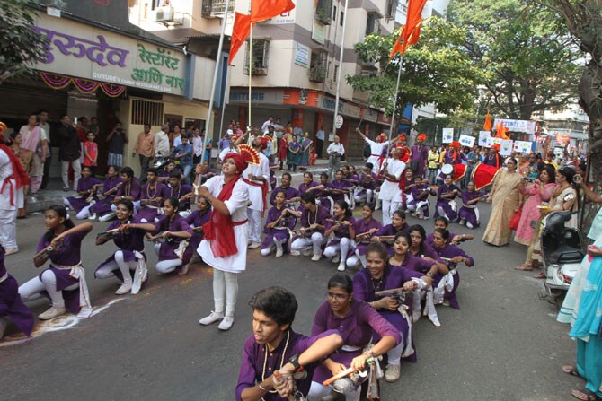 चैत्र शुद्ध प्रतिपदा अर्थात गुढीपाडवा सण मुंबईसह संपूर्ण राज्यभरात मोठ्या उत्साहात साजरा केला गेला. मराठी बांधवांनी नववर्षाचे मोठ्या जल्लोषात आणि थाटात स्वागत केले. ठिकठिकाणी स्वागत यात्रांचे आयोजन करण्यात आले होते. ढोल, ताशे, बाईक रॅली आणि समाजप्रबोधन करणाऱया चित्ररथांचा स्वागत यात्रेत समावेश होता. (छाया- दीपक जोशी)