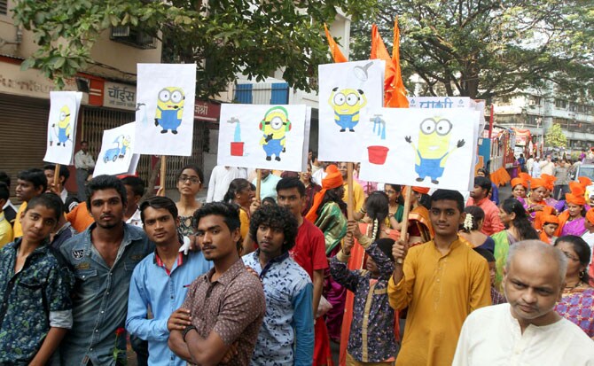 चैत्र शुद्ध प्रतिपदा अर्थात गुढीपाडवा सण मुंबईसह संपूर्ण राज्यभरात मोठ्या उत्साहात साजरा केला गेला. मराठी बांधवांनी नववर्षाचे मोठ्या जल्लोषात आणि थाटात स्वागत केले. ठिकठिकाणी स्वागत यात्रांचे आयोजन करण्यात आले होते. ढोल, ताशे, बाईक रॅली आणि समाजप्रबोधन करणाऱया चित्ररथांचा स्वागत यात्रेत समावेश होता. (छाया- दीपक जोशी)