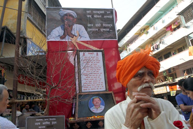 चैत्र शुद्ध प्रतिपदा अर्थात गुढीपाडवा सण मुंबईसह संपूर्ण राज्यभरात मोठ्या उत्साहात साजरा केला गेला. मराठी बांधवांनी नववर्षाचे मोठ्या जल्लोषात आणि थाटात स्वागत केले. ठिकठिकाणी स्वागत यात्रांचे आयोजन करण्यात आले होते. ढोल, ताशे, बाईक रॅली आणि समाजप्रबोधन करणाऱया चित्ररथांचा स्वागत यात्रेत समावेश होता. (छाया- दीपक जोशी)