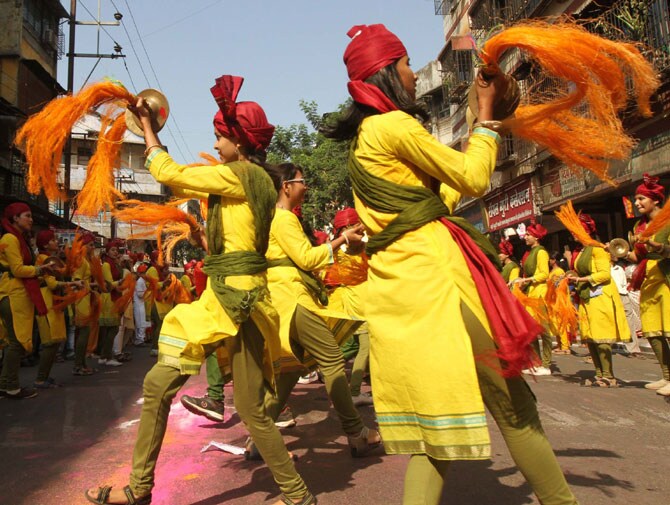 चैत्र शुद्ध प्रतिपदा अर्थात गुढीपाडवा सण मुंबईसह संपूर्ण राज्यभरात मोठ्या उत्साहात साजरा केला गेला. मराठी बांधवांनी नववर्षाचे मोठ्या जल्लोषात आणि थाटात स्वागत केले. ठिकठिकाणी स्वागत यात्रांचे आयोजन करण्यात आले होते. ढोल, ताशे, बाईक रॅली आणि समाजप्रबोधन करणाऱया चित्ररथांचा स्वागत यात्रेत समावेश होता. (छाया- दीपक जोशी)