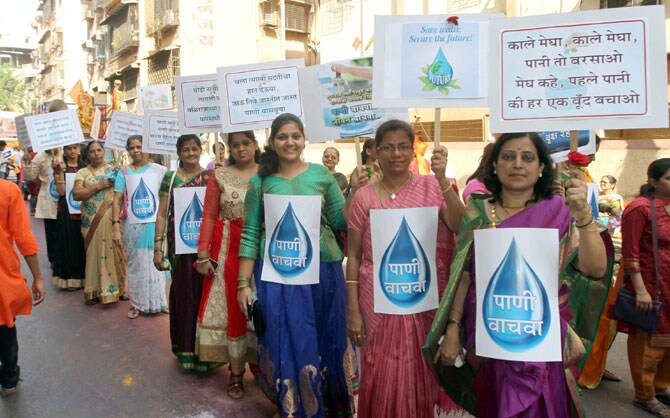 चैत्र शुद्ध प्रतिपदा अर्थात गुढीपाडवा सण मुंबईसह संपूर्ण राज्यभरात मोठ्या उत्साहात साजरा केला गेला. मराठी बांधवांनी नववर्षाचे मोठ्या जल्लोषात आणि थाटात स्वागत केले. ठिकठिकाणी स्वागत यात्रांचे आयोजन करण्यात आले होते. ढोल, ताशे, बाईक रॅली आणि समाजप्रबोधन करणाऱया चित्ररथांचा स्वागत यात्रेत समावेश होता. (छाया- दीपक जोशी)