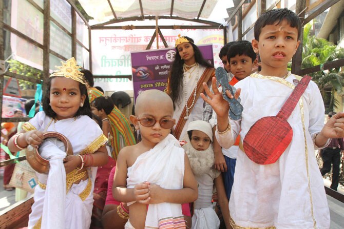 चैत्र शुद्ध प्रतिपदा अर्थात गुढीपाडवा सण मुंबईसह संपूर्ण राज्यभरात मोठ्या उत्साहात साजरा केला गेला. मराठी बांधवांनी नववर्षाचे मोठ्या जल्लोषात आणि थाटात स्वागत केले. ठिकठिकाणी स्वागत यात्रांचे आयोजन करण्यात आले होते. ढोल, ताशे, बाईक रॅली आणि समाजप्रबोधन करणाऱया चित्ररथांचा स्वागत यात्रेत समावेश होता. (छाया- दीपक जोशी)