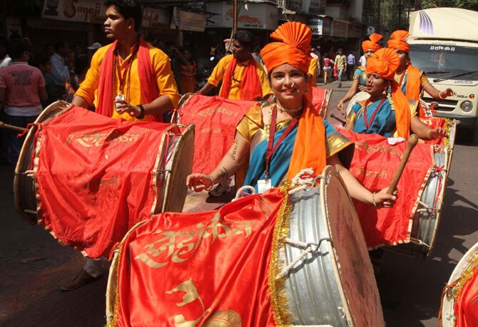 चैत्र शुद्ध प्रतिपदा अर्थात गुढीपाडवा सण मुंबईसह संपूर्ण राज्यभरात मोठ्या उत्साहात साजरा केला गेला. मराठी बांधवांनी नववर्षाचे मोठ्या जल्लोषात आणि थाटात स्वागत केले. ठिकठिकाणी स्वागत यात्रांचे आयोजन करण्यात आले होते. ढोल, ताशे, बाईक रॅली आणि समाजप्रबोधन करणाऱया चित्ररथांचा स्वागत यात्रेत समावेश होता. (छाया- दीपक जोशी)