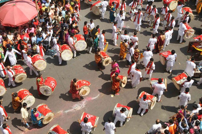 चैत्र शुद्ध प्रतिपदा अर्थात गुढीपाडवा सण मुंबईसह संपूर्ण राज्यभरात मोठ्या उत्साहात साजरा केला गेला. मराठी बांधवांनी नववर्षाचे मोठ्या जल्लोषात आणि थाटात स्वागत केले. ठिकठिकाणी स्वागत यात्रांचे आयोजन करण्यात आले होते. ढोल, ताशे, बाईक रॅली आणि समाजप्रबोधन करणाऱया चित्ररथांचा स्वागत यात्रेत समावेश होता. (छाया- दीपक जोशी)