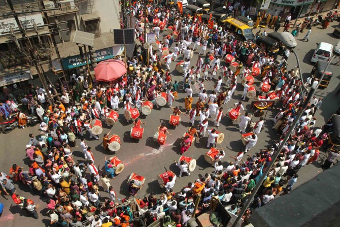 चैत्र शुद्ध प्रतिपदा अर्थात गुढीपाडवा सण मुंबईसह संपूर्ण राज्यभरात मोठ्या उत्साहात साजरा केला गेला. मराठी बांधवांनी नववर्षाचे मोठ्या जल्लोषात आणि थाटात स्वागत केले. ठिकठिकाणी स्वागत यात्रांचे आयोजन करण्यात आले होते. ढोल, ताशे, बाईक रॅली आणि समाजप्रबोधन करणाऱया चित्ररथांचा स्वागत यात्रेत समावेश होता. (छाया- दीपक जोशी)