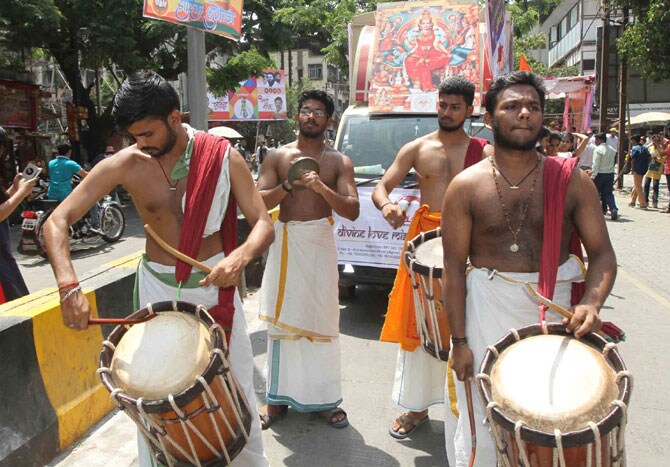 चैत्र शुद्ध प्रतिपदा अर्थात गुढीपाडवा सण मुंबईसह संपूर्ण राज्यभरात मोठ्या उत्साहात साजरा केला गेला. मराठी बांधवांनी नववर्षाचे मोठ्या जल्लोषात आणि थाटात स्वागत केले. ठिकठिकाणी स्वागत यात्रांचे आयोजन करण्यात आले होते. ढोल, ताशे, बाईक रॅली आणि समाजप्रबोधन करणाऱया चित्ररथांचा स्वागत यात्रेत समावेश होता. (छाया- दीपक जोशी)