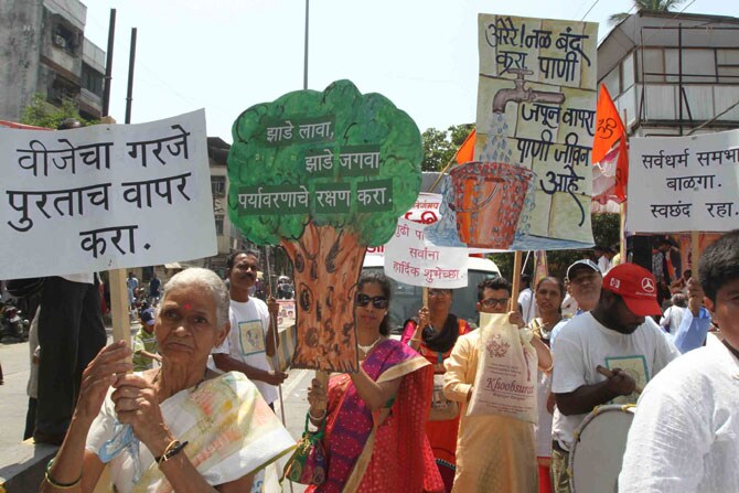 चैत्र शुद्ध प्रतिपदा अर्थात गुढीपाडवा सण मुंबईसह संपूर्ण राज्यभरात मोठ्या उत्साहात साजरा केला गेला. मराठी बांधवांनी नववर्षाचे मोठ्या जल्लोषात आणि थाटात स्वागत केले. ठिकठिकाणी स्वागत यात्रांचे आयोजन करण्यात आले होते. ढोल, ताशे, बाईक रॅली आणि समाजप्रबोधन करणाऱया चित्ररथांचा स्वागत यात्रेत समावेश होता. (छाया- दीपक जोशी)