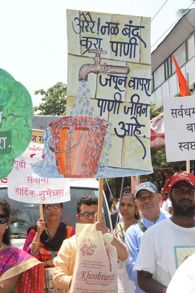 चैत्र शुद्ध प्रतिपदा अर्थात गुढीपाडवा सण मुंबईसह संपूर्ण राज्यभरात मोठ्या उत्साहात साजरा केला गेला. मराठी बांधवांनी नववर्षाचे मोठ्या जल्लोषात आणि थाटात स्वागत केले. ठिकठिकाणी स्वागत यात्रांचे आयोजन करण्यात आले होते. ढोल, ताशे, बाईक रॅली आणि समाजप्रबोधन करणाऱया चित्ररथांचा स्वागत यात्रेत समावेश होता. (छाया- दीपक जोशी)