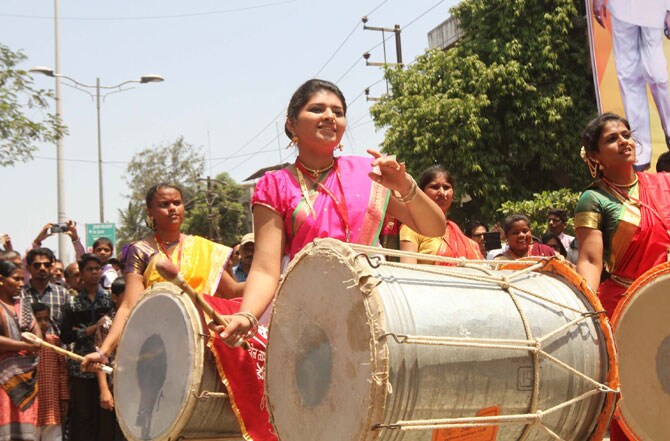 चैत्र शुद्ध प्रतिपदा अर्थात गुढीपाडवा सण मुंबईसह संपूर्ण राज्यभरात मोठ्या उत्साहात साजरा केला गेला. मराठी बांधवांनी नववर्षाचे मोठ्या जल्लोषात आणि थाटात स्वागत केले. ठिकठिकाणी स्वागत यात्रांचे आयोजन करण्यात आले होते. ढोल, ताशे, बाईक रॅली आणि समाजप्रबोधन करणाऱया चित्ररथांचा स्वागत यात्रेत समावेश होता. (छाया- दीपक जोशी)