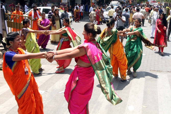चैत्र शुद्ध प्रतिपदा अर्थात गुढीपाडवा सण मुंबईसह संपूर्ण राज्यभरात मोठ्या उत्साहात साजरा केला गेला. मराठी बांधवांनी नववर्षाचे मोठ्या जल्लोषात आणि थाटात स्वागत केले. ठिकठिकाणी स्वागत यात्रांचे आयोजन करण्यात आले होते. ढोल, ताशे, बाईक रॅली आणि समाजप्रबोधन करणाऱया चित्ररथांचा स्वागत यात्रेत समावेश होता. (छाया- दीपक जोशी)