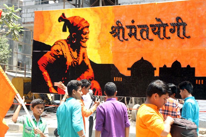 चैत्र शुद्ध प्रतिपदा अर्थात गुढीपाडवा सण मुंबईसह संपूर्ण राज्यभरात मोठ्या उत्साहात साजरा केला गेला. मराठी बांधवांनी नववर्षाचे मोठ्या जल्लोषात आणि थाटात स्वागत केले. ठिकठिकाणी स्वागत यात्रांचे आयोजन करण्यात आले होते. ढोल, ताशे, बाईक रॅली आणि समाजप्रबोधन करणाऱया चित्ररथांचा स्वागत यात्रेत समावेश होता. (छाया- दीपक जोशी)