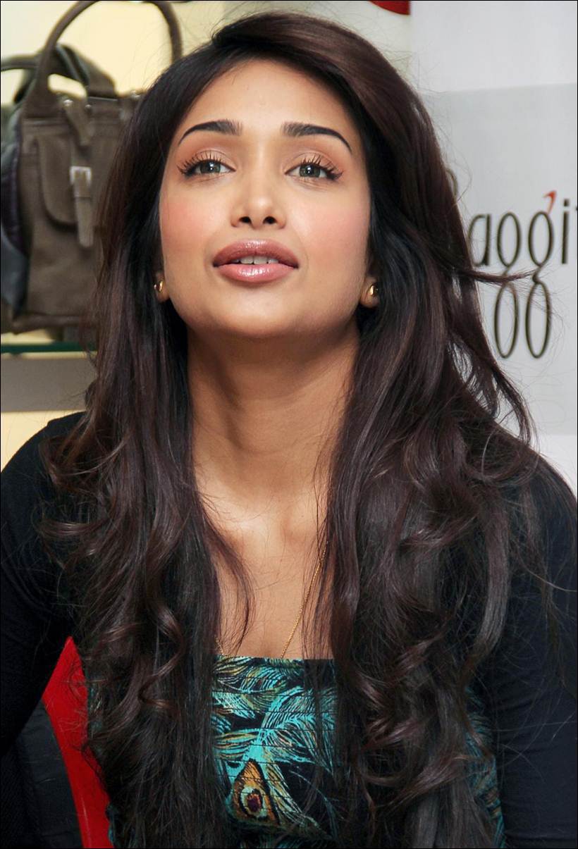 अभिनेत्री जिया खान हिने तिच्या जुहू येथील अपार्टमेन्टमध्ये ३ जून २०१३ रोजी आत्महत्या केली. अमिताभ बच्चन यांच्यासह निशब्द चित्रपटात झळकलेल्या जियाने गळफास लावून आत्महत्या केली होती.