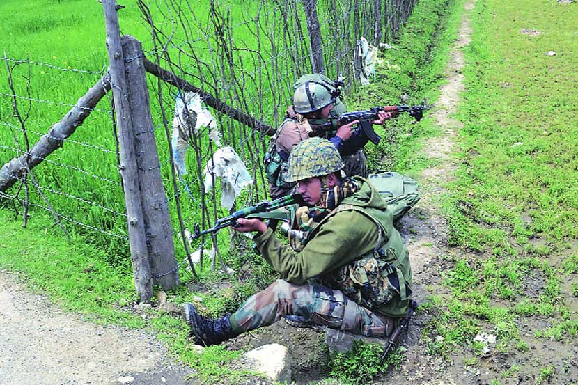 उत्तर काश्मीरमध्ये कुपवारा येथील लोलब येथे गुरुवारी दहशतवाद्यांबरोबर लष्कराची चकमक झाली.