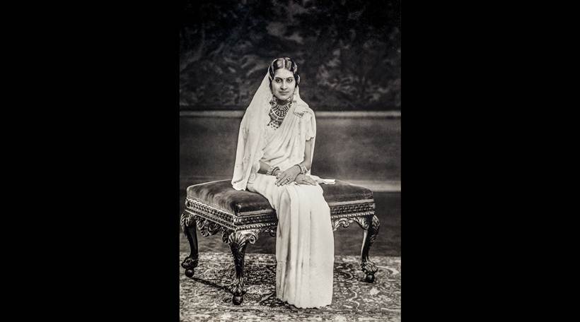 पटियालाच्या राणी यशोदा देवी यांचे १९३० साली लंडनमधील एका स्टुडिओमध्ये टीपण्यात आलेले हे छायाचित्र. (MAP/ Tasveer)
