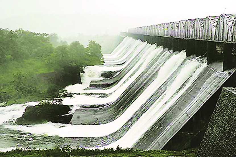 तलावांमधील उपलब्ध साठा लक्षात घेऊन पालिकेने यापूर्वीच मुंबईत २० टक्के पाणीकपात लागू केली आहे.