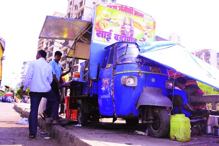 नवी मुंबईतील अन्नपदार्थ विक्रेत्यांनी ठेवून थेट चारचाकीवरच धंदा सुरू केला आहे.