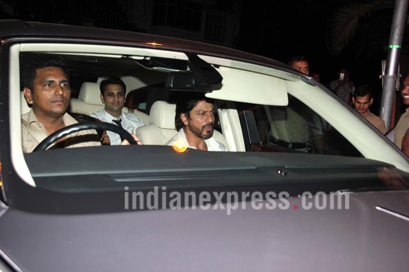 पार्टी संपल्यानंतर घरी परतताना अभिनेता शाहरुख खान. (छाया- वरिन्दर चावला)