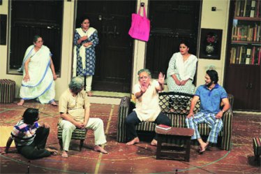 नाटक- 'ढोलताशे'