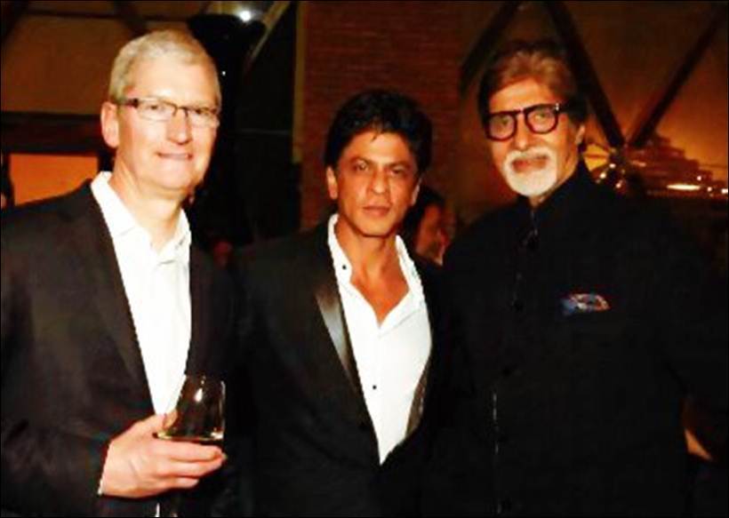 टीम कूक यांच्यासोबत शाहरुख खान आणि महानायक अमिताभ बच्चन. (छाया- ट्विटर)